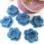 Flori mari, pufoase, crosetate manual