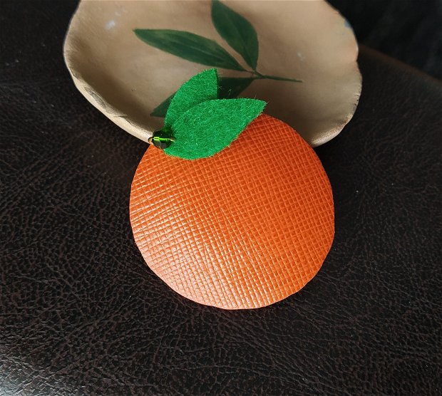 Broșă portocală