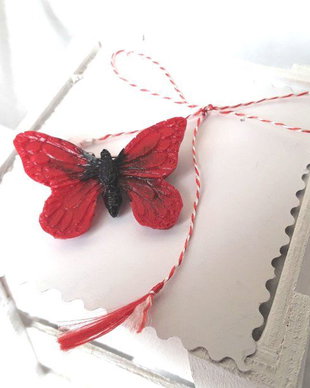 Martisor brosa fluturas rosu