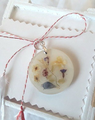 Martisor pandantiv cu flori naturale colorate