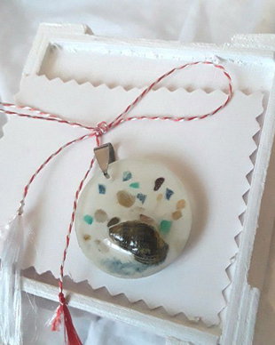 Martisor pandantiv cu scoici inserate