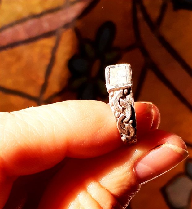 Inel unicat, din argint fin antichizat, decorat cu arce si bilute, cu un zirconiu dreptunghiular
