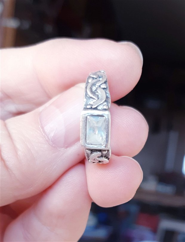 Inel unicat, din argint fin antichizat, decorat cu arce si bilute, cu un zirconiu dreptunghiular