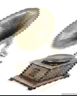 Gramofon deosebbit placat cu incrustatii metalice argintii