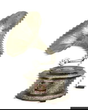 Gramofon rotund cu decoratiuni metalice argintii