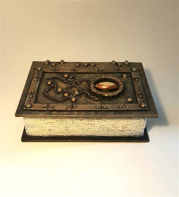 Caseta bijuterii - carte veche
