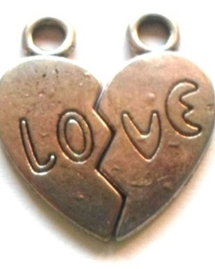 Set charmuri metalic jumatati de inima LOVE argintiu