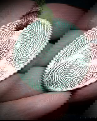 Pandantiv circular din fier galbui, decorat cu ramuri de pin pictate cu patina verde