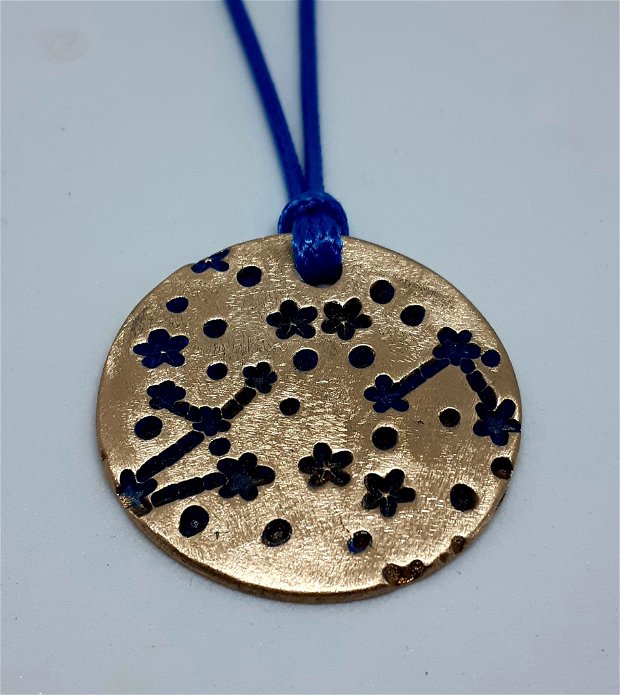 Pandantiv de autor, circular, din bronz auriu, decorat cu constelatii pictate cu patina albastra