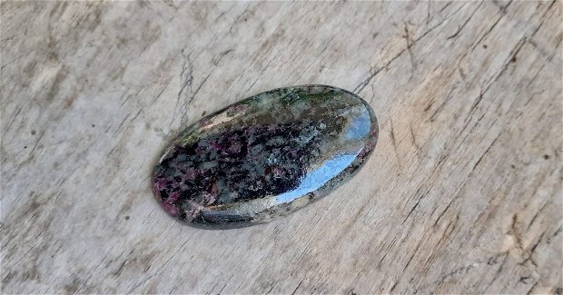 Cabochon eudialit, 37x20 mm