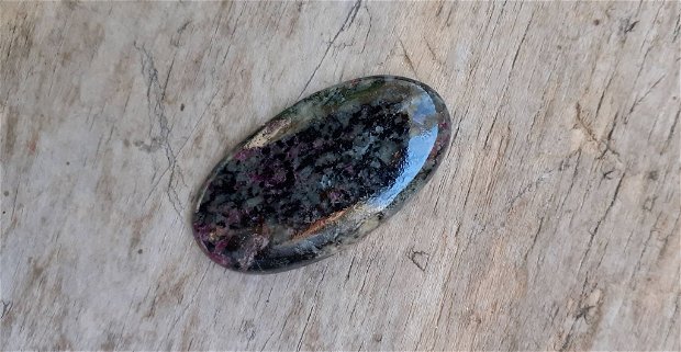 Cabochon eudialit, 37x20 mm