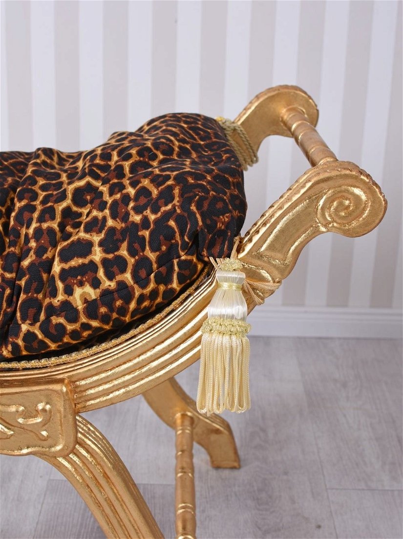 Scaunel turcesc din lemn masiv auriu cu tapiterie leopard