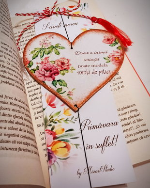 Semn de carte martisor, in forma de inima, pentru invatatoare, profesoara, educatoare