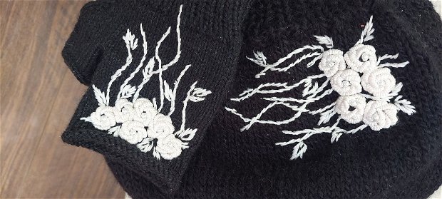 Set Căciulă  și mănuși tricotata manual negte