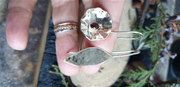 Cercei lungi din argint, asimetrici, floare si frunza, cu piatra de granat