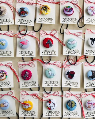 Martisor, elastic de par cu nasturi textili