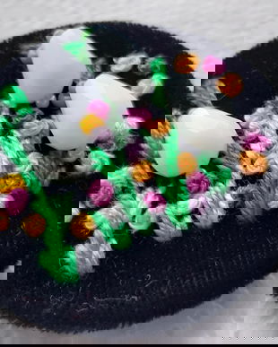 Brosă  cu rol de mărțișor