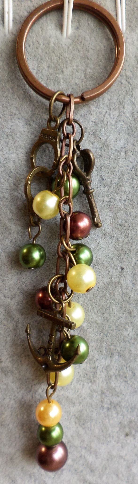 Breloc handmade  sau accesoriu pentru genti cu perle din sticla