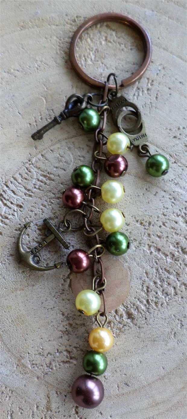 Breloc handmade  sau accesoriu pentru genti cu perle din sticla