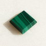 Cabochon 1 din malachit natural trunchi de piramida patrulatera regulata aprox 12x12x2.5 mm