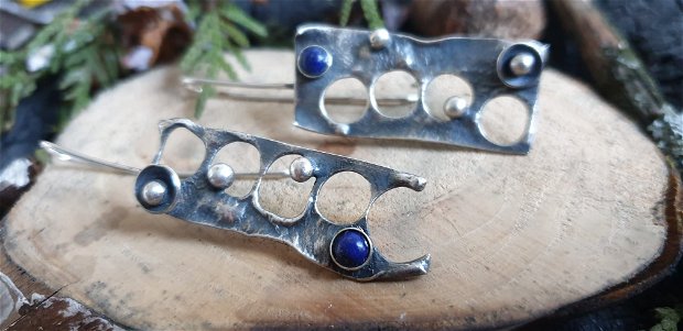 Cercei lungi, asimetrici, din argint reticulat si lapis lazuli