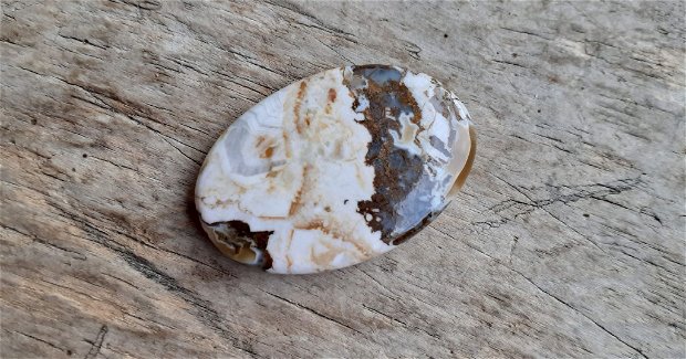 Cabochon agata, alb cu  maro, 42x28 mm