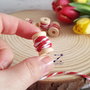 Martisor mosor cu ata alb-rosie, brosa mosor martisor, brosa martisor alb-rosu, mosor cu snur martisor