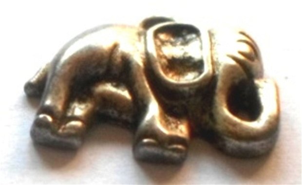 Charm metalic elefant cu ureche in forma litera O argintiu