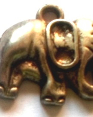 Charm metalic elefant cu ureche in forma litera O argintiu