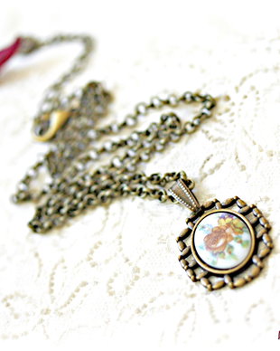 Colier vintage cu flori multicolore