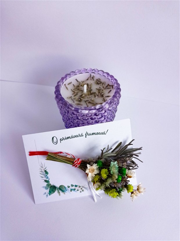 Cadouri 8 Martie cu Mărțișor-Buchet flori naturale uscate, tip Broșă și Lumânare decorativă flori Lavandă