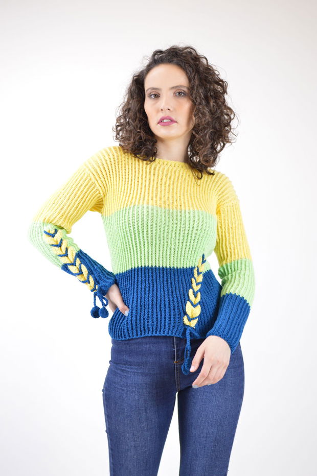 Pulover tricotat manual in trei culori