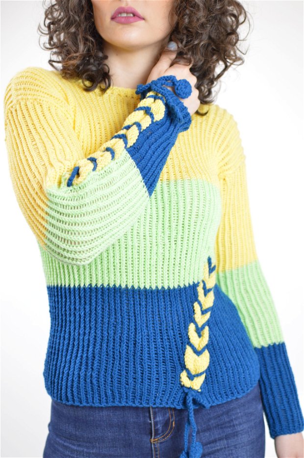 Pulover tricotat manual in trei culori