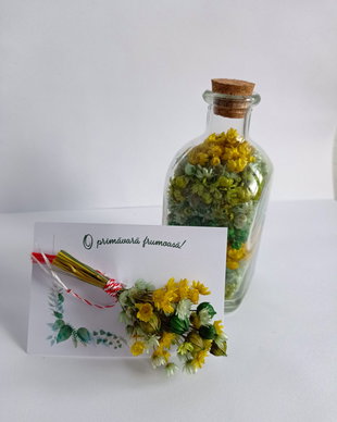 Cadouri 8 Martie cu Mărțișor-Buchet flori naturale uscate, tip Broșă și Sticluță decorativă , Galben Verde