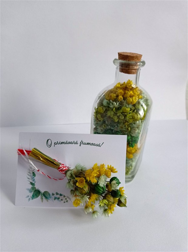 Cadouri 8 Martie cu Mărțișor-Buchet flori naturale uscate, tip Broșă și Sticluță decorativă , Galben Verde