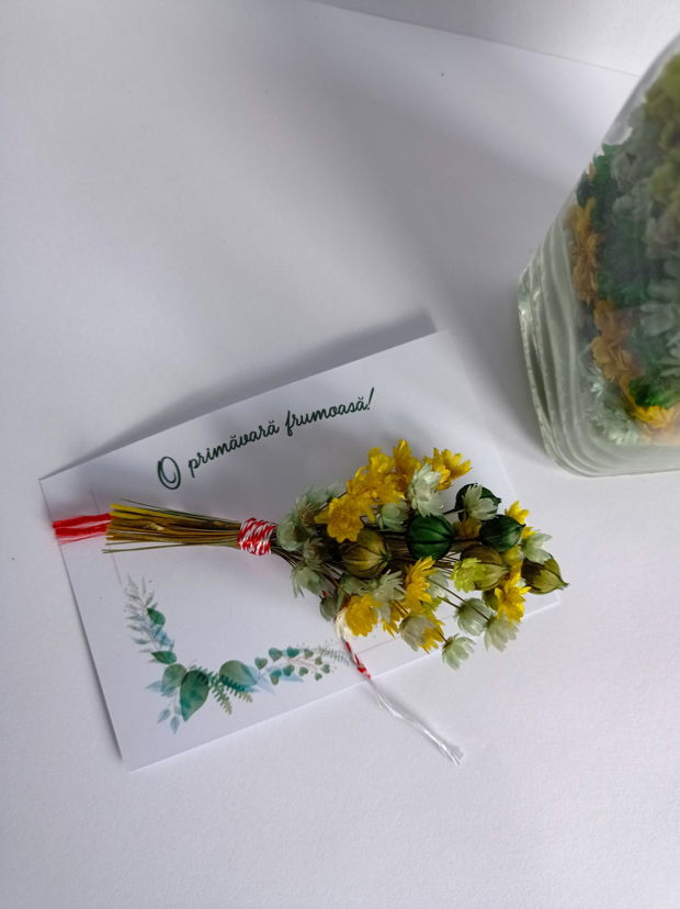 Cadouri 8 Martie cu Mărțișor-Buchet flori naturale uscate, tip Broșă și Sticluță decorativă , Galben Verde