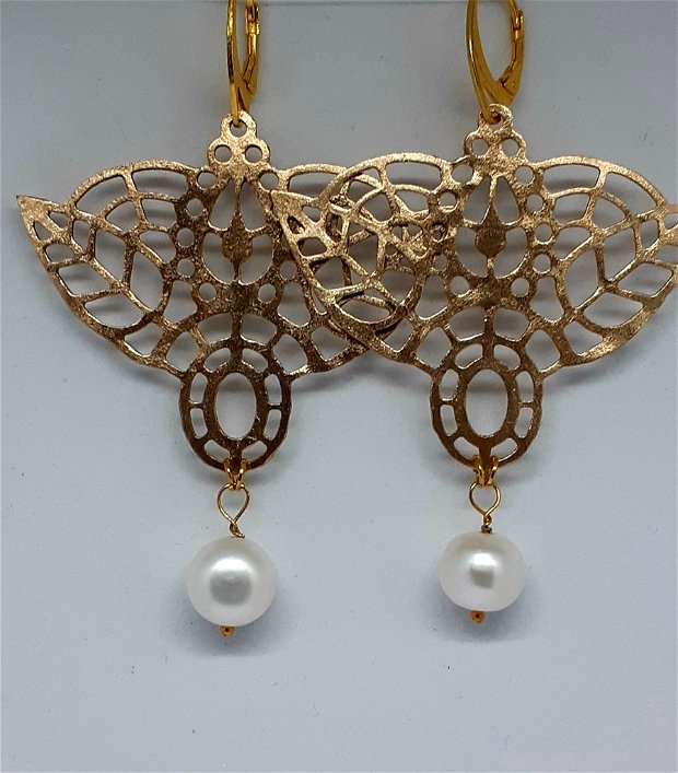 Cercei de autor atarnatori, din bronz auriu, dantelati, in forma de floare, cu perle albe naturale
