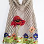 Vesta din tricot dantelat si floricele impaslite