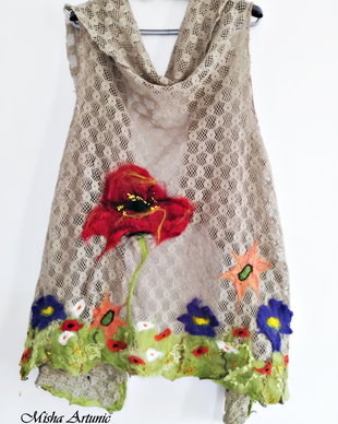 Vesta din tricot dantelat si floricele impaslite