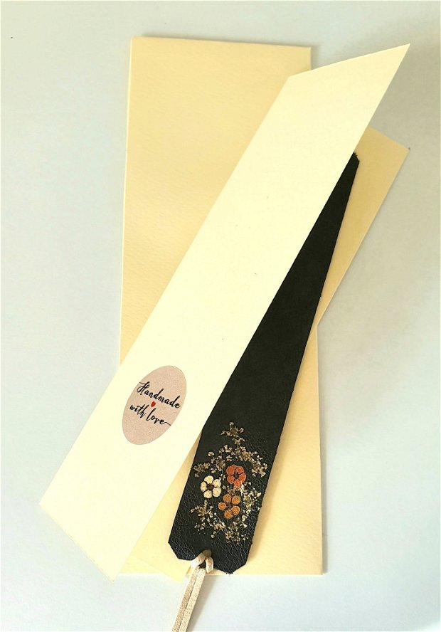 Semn de carte din piele ecologica decorat cu flori presate - 2