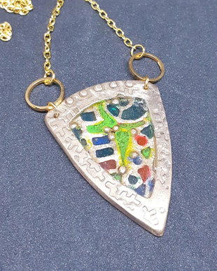 Pandantiv unicat, din bronz auriu, cu aspect medieval, in forma de scut, decorat cu rasina multicolora cu efect de vitralii