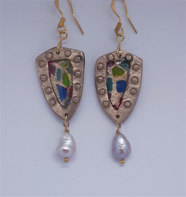 Cercei de autor, atarnatori, din bronz auriu, cu aspect medieval, in forma de scut, decorati cu rasina cu efect de vitralii si cu perle naturale