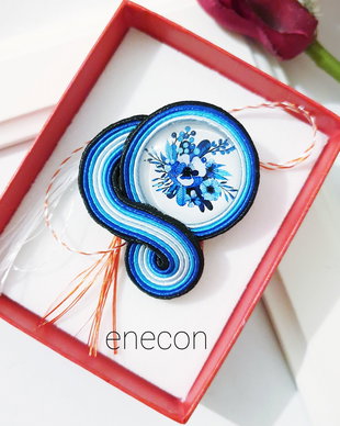 Brosa-mărțișor soutache,  Brosa albastră cu flori