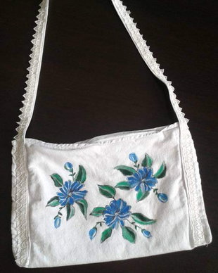 Gentuta pictata manual cu floricele albastre