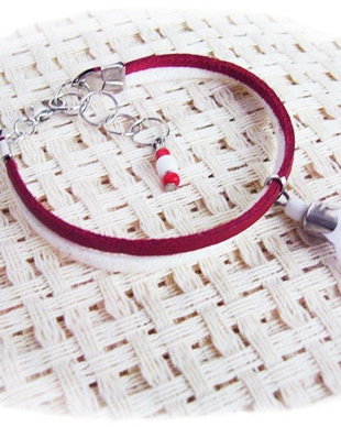 bratara martisor cu clopotel alb