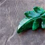 Pandantiv frunza jad verde sculptat, 43x27 mm
