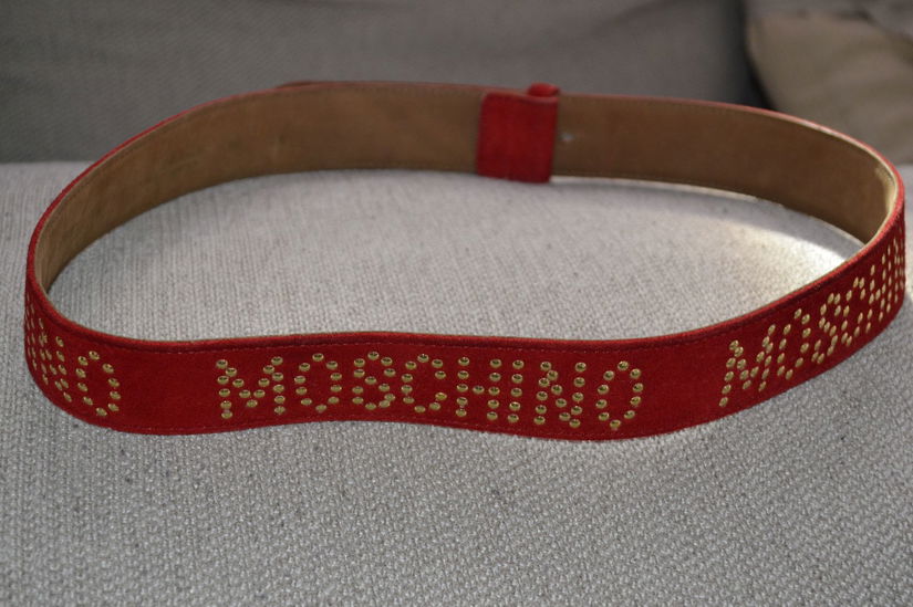 Curea Moschino rosie