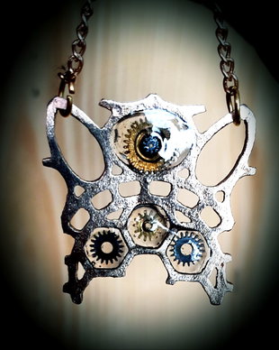 Pandantiv steam punk unicat, in forma de fluture dantelat, din bronz auriu cu rotite de ceas