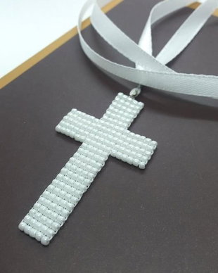 colier handmade cu cruciulta din margele toho-alb