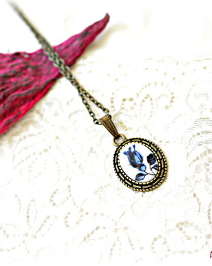 Colier vintage cu boboc bleumarin